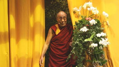 Dalai Lama in Nürnberg: Sätze, wie sie einem jede handelsübliche Psychotherapeutin erzählt - aber darum sind sie ja vielleicht nicht weniger richtig.