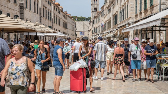 Overtourism: Sieht harmlos aus, kann aber künftig teuer werden: Wer mit einem Rollkoffer in Dubrovnik unterwegs ist, muss bald bis zu 265 Euro Strafe zahlen.