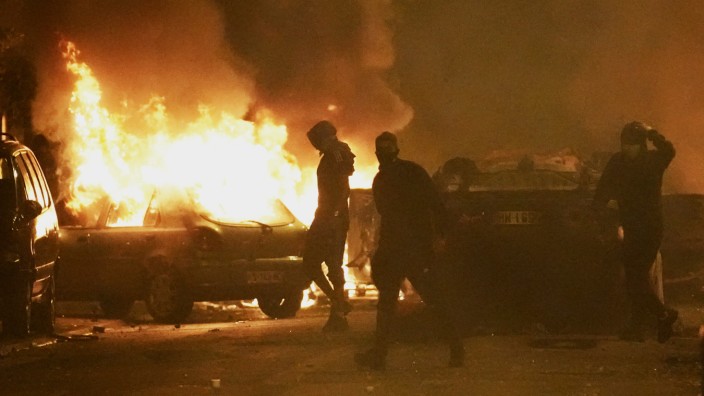 Frankreich: In Nanterre zünden Jugendliche Autos an. Auch in etlichen anderen Städten gab es erneut gewaltsame Proteste nach dem Tod eines 17-Jährigen durch die Polizei.