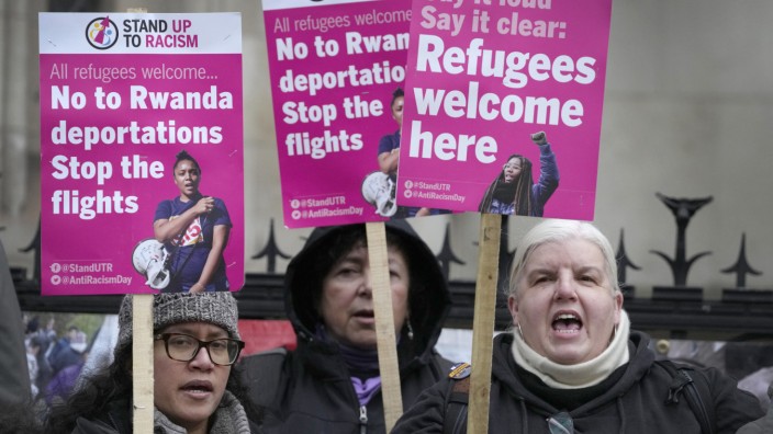 Gericht: "Flüchtlinge sind hier willkommen", "Nein zu Abschiebungen nach Ruanda": Aktivistinnen demonstrieren in London gegen die Migrationspolitik der britischen Regierung.