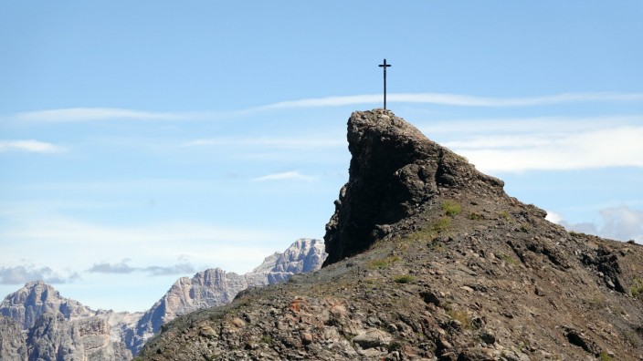 Italien: Gipfelkreuz am Padonpass in den Dolomiten.