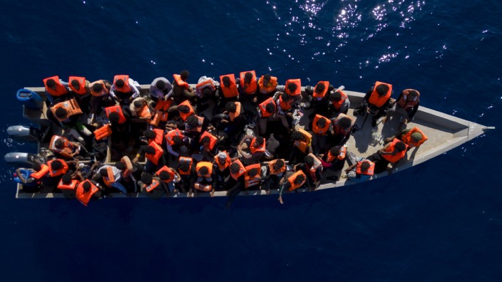 Migration: "Innovative Wege zur Bekämpfung irregulärer Migration": Die EU will die Schleuserboote im Mittelmeer stoppen.