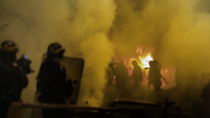 Frankreich: Die zweite Nacht des Aufruhrs in Nanterre: Dort hatte ein Polizist am Dienstag einen 17-Jährigen erschossen.