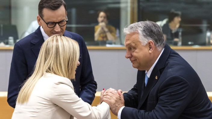 Europäische Union: Rechter Plausch am Rande eines EU-Gipfels im Juli: Viktor Orbán (rechts) mit Giorgia Meloni und Polens Noch-Ministerpräsident Mateusz Morawiecki.