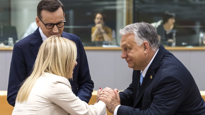 Umgang mit Flüchtenden: Das neue rechte Gesicht Europas: Der ungarische Ministerpräsident Viktor Orbán begrüßt seine italienische Kollegin Giorgia Meloni im Beisein des Polen Mateusz Morawiecki.
