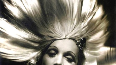 Marlene Dietrich: Ein aberwitziges Etwas aus Federn, getragen mit kühler Eleganz - Marlene Dietrich auf einem Portrait des Fotografen George Hurrell.