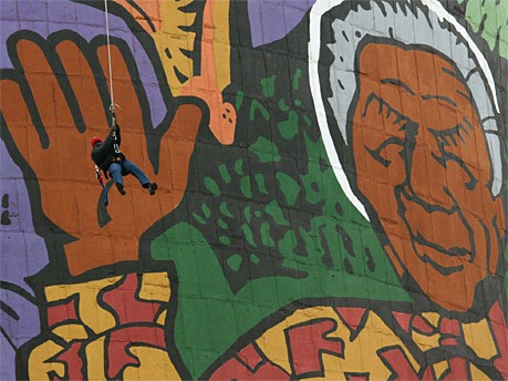 Portrait von Nelson Mandela in Soweto, Südafrika, AP