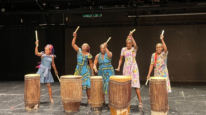 Kunst und Aktivismus im Marstall: Das mitreißende Gastspiel von "I have a drum" zeigt Ingoma Nshya, das erste Frauen-Trommelensemble Ruandas, in Aktion.