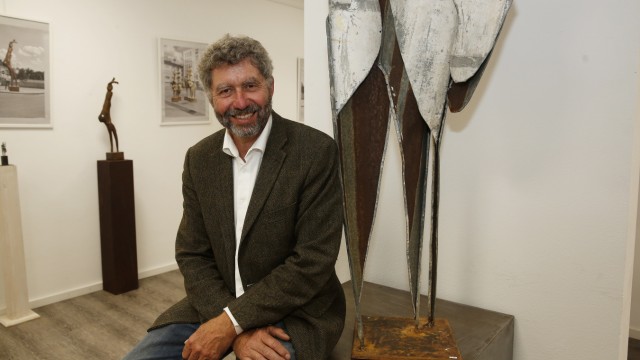 In Geretsried: Josef Henselmann mit der Skulptur "Großer Phönix aus Eisen".