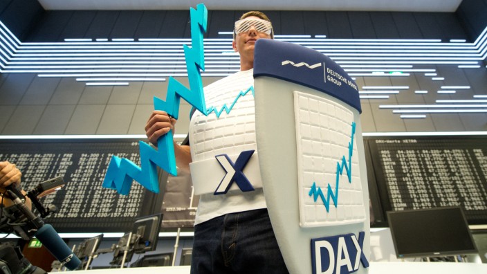 Börse: Zum 25. Geburtstag des Dax lief ein als "Dax-Superman" verkleidetes Model über das Parkett der Deutschen Börse in Frankfurt am Main