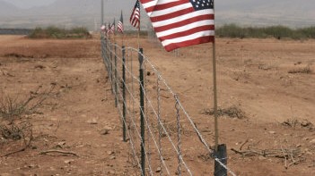 Die "Mauer" zwischen USA und Mexiko: Zynisches Ausbauprogramm: Der neue Grenzzaun zwischen den USA und Mexiko soll Flüchtlinge in die Wüste und die Berge drängen.