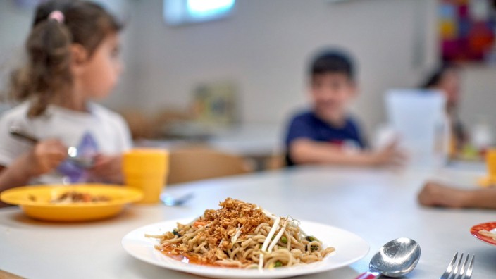 Wann ist man arm?: Lebensmitteltafeln, Bahnhofsmissionen und Schuldnerberatungsstellen sind längst überlaufen: Kinder beim Mittagessen in der Arche im Berlin-Hellersdorf.