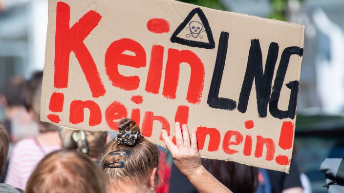 LNG-Terminal vor Rügen: Etwa 30 Leute demonstrierten gegen den Bau eines LNG-Terminals vor Rügen.