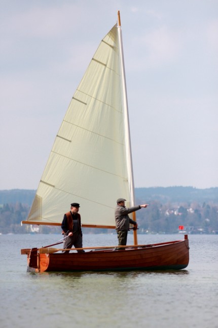 Nachruf: Bootsbaumeister Herbert Glas und sein Partner Christian Gallasch (rechts) bei einer Probefahrt mit dem von ihnen entworfenen Bootstyp "Wikinger".