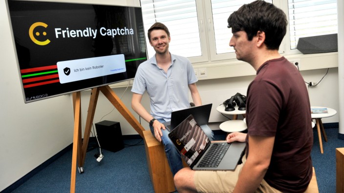 Internet: Das Start-up "Friendly captcha" - hier mit den Unternehmensgründern (v.li.) Benedict Padberg und Guido Zuidhof - will ein Internet ohne Datenverfolgung: Eine Kampfansage an Google.