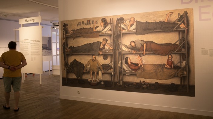 Displaced Persons in München: Der ukrainische Künstler Jacques Hnizdovsky zeigt auf seinem Gemälde "Displaced Persons" das beengte Leben im DP-Lager im oberbayerischen Weyarn. Er emigrierte 1949 über München in die USA.