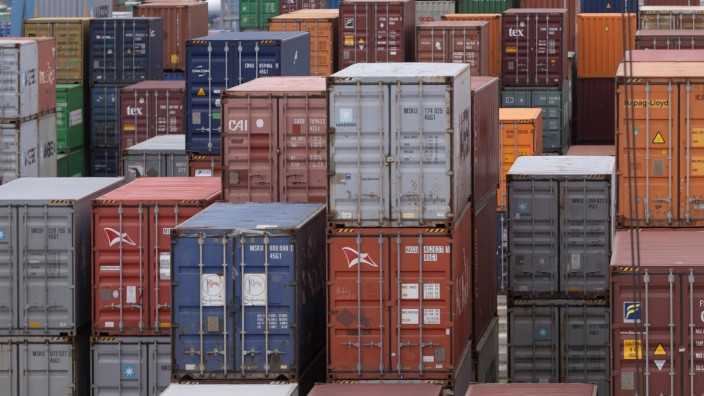 Umfrage des Ifo-Instituts: Schiffscontainer stehen im Containerterminal am Rhein im Industriegebiet von Mainz. Die deutsche Industrie rechnet wieder mit steigenden Exportaufträgen.