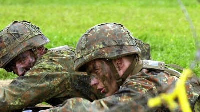 Kleinwaffen aus Deutschland: Bundeswehr-Rekruten beim Laden ihrer G3-Gewehre im Jahr 2002