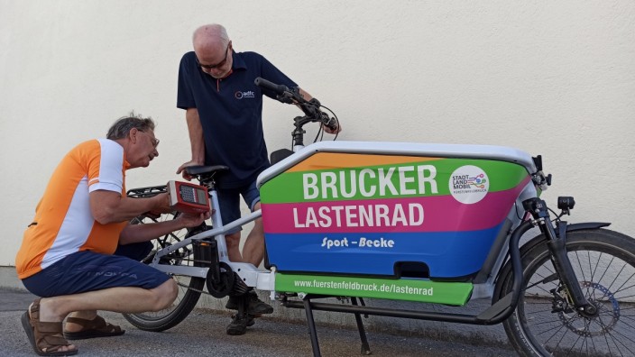 Fürstenfeldbruck: Hans Fasching (links) und Adi Stumper vom ADFC-Kreisverband codieren eines der Lastenräder der Stadt.
