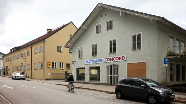 Stadtentwicklung: Das gelbe Gebäude, das bislang die Hauptpost beherbergte, und zwei Nachbarhäuser gehören seit wenigen Monaten der Immobilienfirma Aureus aus Gmund.