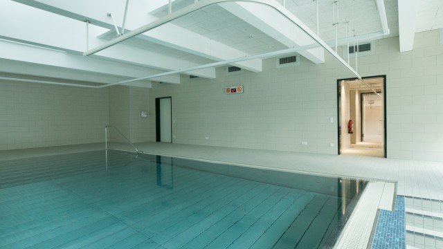 Neuaubing: Bis Alketa und ihre Mitschülerinnen und Mitschüler das Schwimmbad nutzen können, wird es noch etwas dauern.