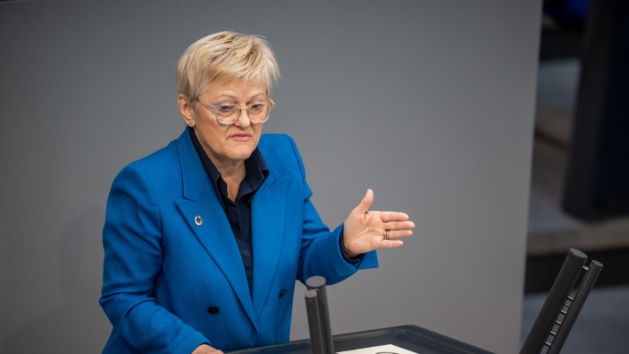 Berlin: Renate Künast (Grüne) spricht im Bundestag über das Thema Sterbehilfe.