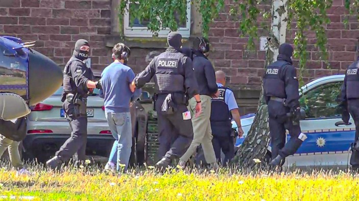 Terror-Razzia: Polizisten führen einen Verhafteten am Donnerstag vom Hubschrauber zum Termin beim Haftrichter am Bundesgerichtshof in Karlsruhe.