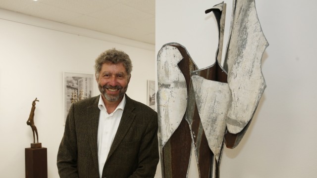 Stadtpolitik: Josef Henselmann mit der Skulptur "Großer Phönix" aus Eisen.