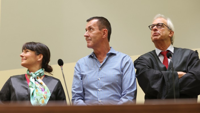 Urteil: Manfred Genditzki (Mitte) steht vor der Urteilsverkündung im Wiederaufnahmeverfahren um den sogenannten Badewannen-Mordfall im Gerichtssaal zwischen seinen Anwälten Klaus Wittmann und Regina Rick.
