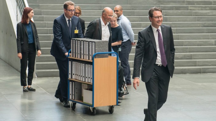 Politik und Verantwortung: Schmerzfrei: Andreas Scheuer (CSU) und seine teuren Verträge im Juli 2019 auf dem Weg zur Befragung im Verkehrsausschuss. Da war schon klar: Seine Maut ist europarechtswidrig.