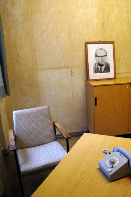 The political book: The Painful Past: Portrait of Erich Honecker in the interrogation room of the GDR Central State Security Detention Center at the Berlin Hohenschönhausen Memorial.