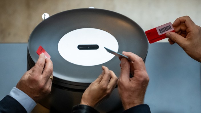 Prantls Blick: Abgeordnete werfen im Bundestag ihre Stimmkarte in der namentlichen Abstimmung zur Suizidhilfe ein.