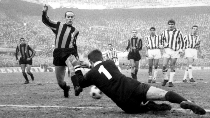 Zum Tod von Luis Suárez: Luis Suarez (links) im Trikot von Inter Mailand in der Saison 1965/66.