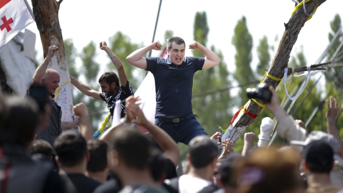 Georgien: Georgische Nationalisten haben am Samstag mit gewalttätigen Ausschreitungen dafür gesorgt, dass ein Pride Festival in der Hauptstadt Tiflis abgesagt werden musste.