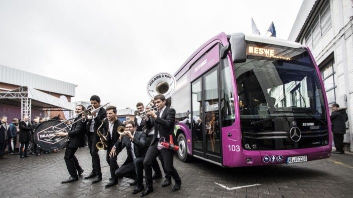 Zukunft der Mobilität: Ein neuer E-Bus wurde in Wiesbaden mit Musik begrüßt, der Bau einer Straßenbahn hingegen abgelehnt.