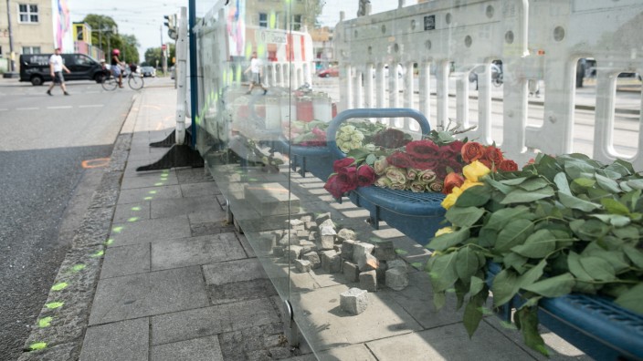 Unfall am Leonrodplatz: Blumen liegen am Montag an der Tram-Haltestelle, wo in der Nacht auf Sonntag ein 18-Jähriger von einem Raser getötet wurde.