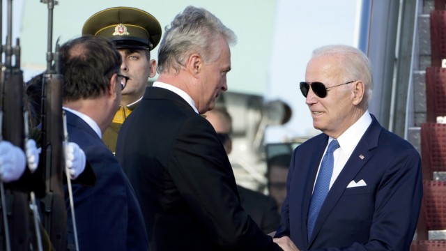 Gipfel in Vilnius: Die USA reagierten erfreut über die Zusage der Türkei: US-Präsident Joe Biden bei der Begrüßung durch Litauens Präsident Gitanas Nausėda in Vilnius.