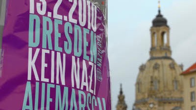 Rechtsextremismus: Ein Plakat vor der Frauenkirche in Dresden ruft zur Gegendemonstration zum geplanten Nazi-Aufmarsch auf. Das Plakat war vergangenen Woche von der Dresdner Staatsanwaltschaft wegen "Aufrufs zu einer Straftat" beschlagnahmt worden.