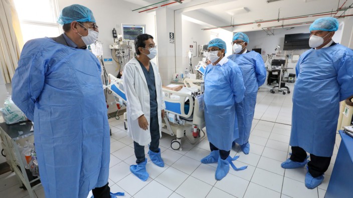 Guillain-Barré-Syndrom: César Vásquez Sanchez (Dritter von links), Gesundheitsminister von Peru, besucht das Nationale Institut für Neurologische Wissenschaften.