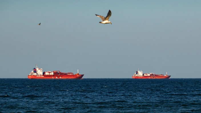 LNG-Terminal: LNG-Tanker ziehen an der Ostseeinsel Rügen vorbei.