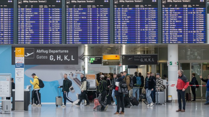 Wirtschaft: Die Wiederbelebung der Tourismusbranche spiegelt sich auch in den gegenüber dem Vorjahr steigenden Passagierzahlen des Münchner Flughafens wider.