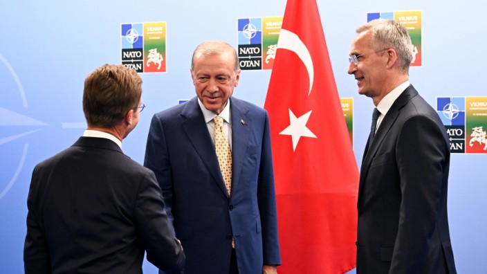 Türkei: Und plötzlich schaut's so harmonisch aus: Der türkische Präsident Erdoğan gibt Schwedens Regierungschef Kristersson die Hand. Nato-Generalsekretär Stoltenberg darf mit Erleichterung dabei sein.
