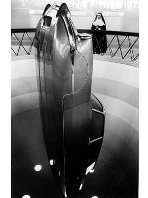 1962: aufgehängte DS bei der Paris Motor Show; Foto: Citroen