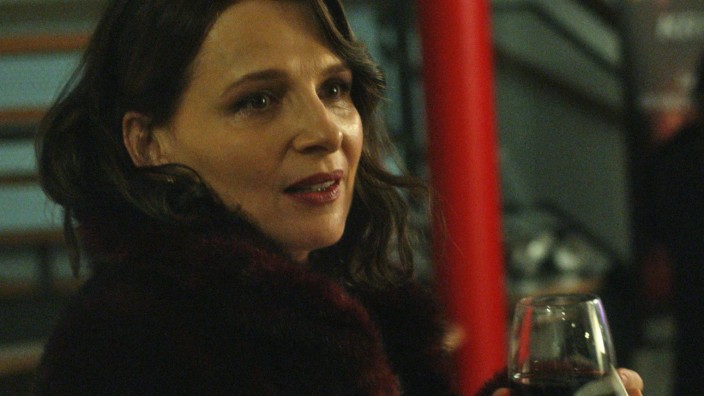 "Mit Liebe und Entschlossenheit" im Kino: Dieses ungesunde Glühen und Sichverzehren: Sara (Juliette Binoche), als sie ihren Ex wiedersieht.