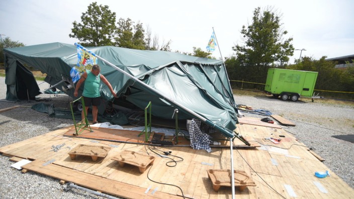 Sturmschaden: Robert Toni Gross überprüft sein Verkaufszelt auf dem Volksfestplatz Maisach, das vom Sturm vom Standplatz gerissen und zerstört worden ist.