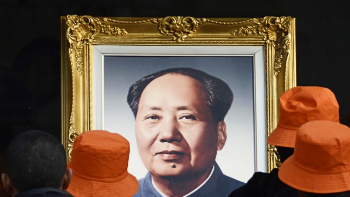 Sachbuch über Maoismus: Wie konnte ein revolutionäres Ideal, das die Befreiung der Unterdrückten forderte, zu einigen der schlimmsten menschengemachten Katastrophen der Weltgeschichte führen? Porträt von Mao Zedong in Peking.