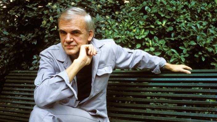 Zum Tod von Milan Kundera: Seit 1975 lebte Milan Kundera in Paris und blieb auch nach dem Ende des Warschauer Paktes, hier eine Aufnahme von 1984.