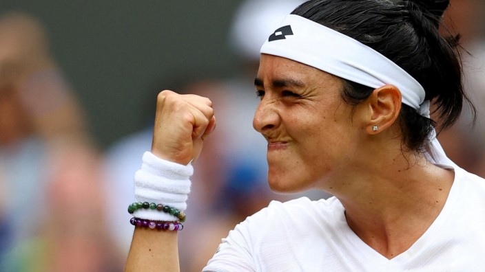 Frauen in Wimbledon: Erst vor schimpfend, dann erfreut: Ons Jabeur steht in Wimbledon erneut im Halbfinale.