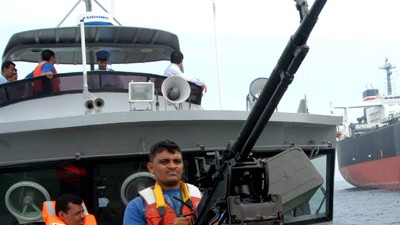 Aufrüstung auf den Weltmeeren: Diese Männer der jemenitischen Küstenwache kamen zu spät, als der japanische Tanker Takayama beschossen wurde