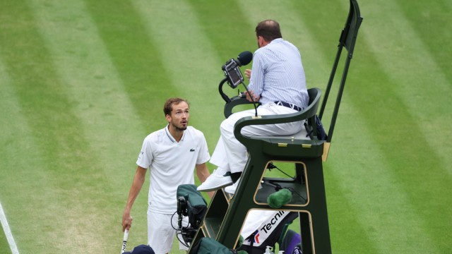 Daniil Medwedew im Wimbledon-Halbfinale: Geht einem Streit nicht unbedingt aus dem Weg: Daniil Medwedew diskutiert mit dem Schiedsrichter.